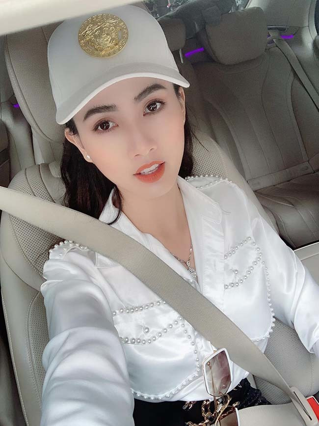 Phan Thị Mơ cho biết, món quà cô nhận được từ bạn trai là nhẫn kim cương thiên nhiên cỡ lớn, có kèm giấy tờ kiểm định của GIA. Theo hóa đơn đi kèm, giá trị của chiếc nhẫn gần 5,5 tỷ đồng.