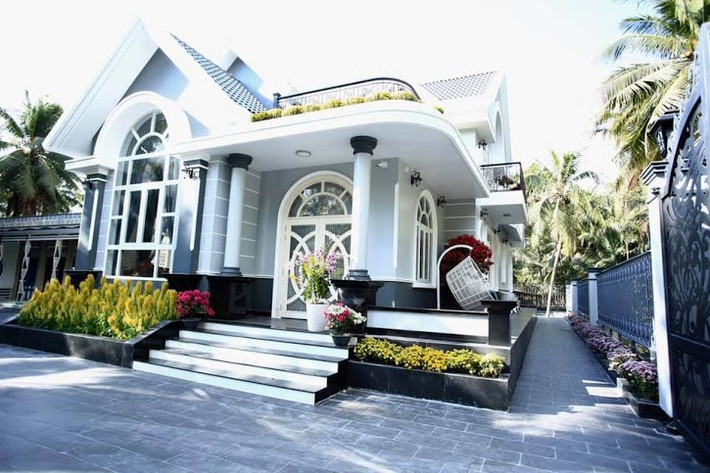 Có thể thấy, căn biệt thự diện tích 500m2 rất sang trọng nhờ được thiết kế theo phong cách châu Âu.
