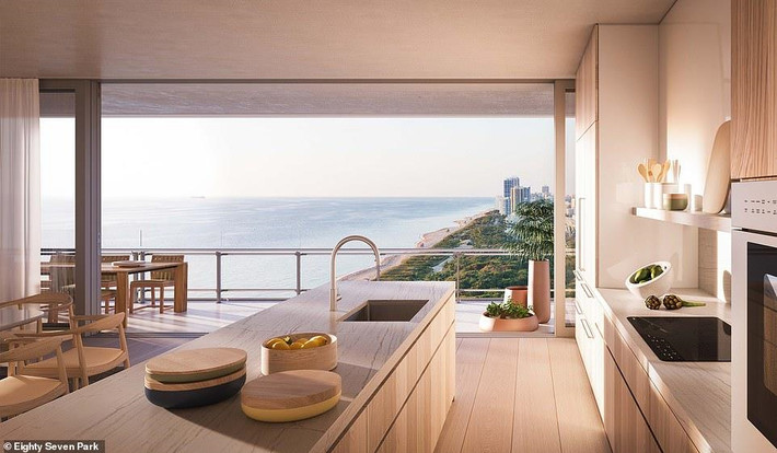 Nhà bếp tuyệt đẹp, thoáng đãng, được trang bị các thiết bị cao cấp, mang màu sắc thiên nhiên với hầu hết nội thất được làm bằng gỗ.