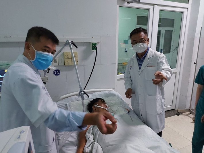Chiều 17/3, Bệnh viện tiếp tục nhận điều trị 5 ca ngộ độc thực phẩm, trong đó có 3 ca cùng một gia đình. Cả 5 bệnh nhân đều ở vùng dịch tễ có chùm ca bệnh nghi ngộ độc Botulinum và đều ăn cá chép ủ chua do gia đình tự làm.