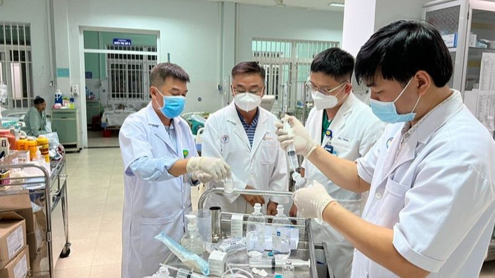 Trước tình huống cấp bách này, Bệnh viện Chợ Rẫy quyết định cử các chuyên gia hàng đầu về chống độc và hồi sức trực tiếp mang 5 lọ thuốc giải độc Botulinum còn lại (hiện thuốc này rất hiếm) lên đường ra Bệnh viện Đa khoa Khu vực miền núi phía Bắc Quảng Nam hỗ trợ điều trị.