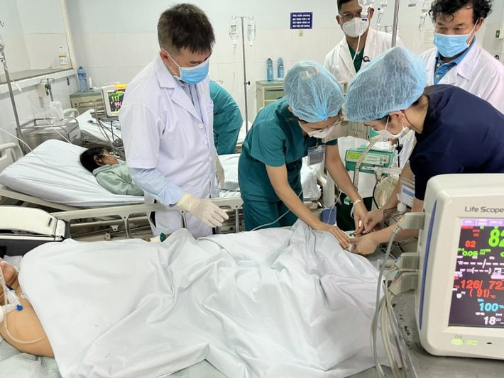 Các bác sĩ Bệnh viện Chợ Rẫy đã để lại cho Bệnh viện Đa khoa miền núi phía Bắc Quảng Nam 2 liều thuốc giải độc Botulinum để phòng ngừa xảy ra trường hợp tương tự.