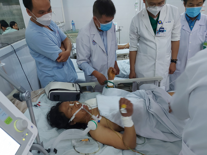 Thuốc giải độc Botulinum rất hiếm, mỗi lọ có giá gần 200 triệu đồng, 3 bệnh nhân nặng sau khi được truyền thuốc giải độc này đã có diễn biến tích cực.