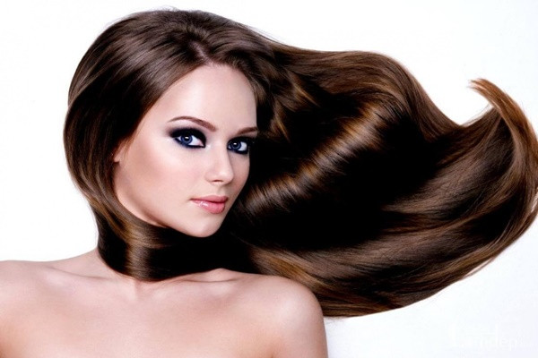 Giúp tóc chắc khỏe: Nước ép rau muống không chỉ làm đẹp da mà còn có lợi cho quá trình mọc tóc, khắc phục tình trạng rụng tóc, giúp cải thiện cấu trúc và chất tóc. Uống nước ép rau muống kết hợp với rau diếp cá sẽ giúp bạn có được một mái tóc chắc khỏe, mượt và và óng ả. Ảnh minh họa