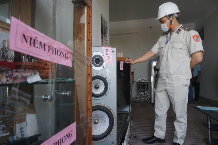Toàn bộ tài sản trong các căn hộ sẽ được các lực lượng chức năng cùng lập biên bản niêm phong, bảo vệ và thông báo cho người dân đến nhận. Sau khi kê khai, toàn bộ đồ đạc tài sản trong các căn hộ được lực lượng chức năng đưa về kho.