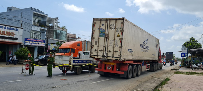 Vụ va chạm đã khiến giao thông trên QL1A qua đoạn đường này gặp khó.