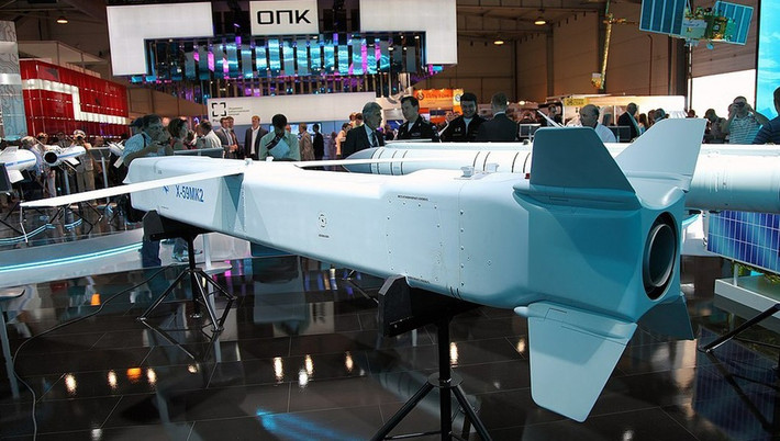 Một trong những tính năng nổi bật của Kh-69 là hệ thống dẫn đường tiên tiến. Được trang bị kết hợp giữa hệ thống dẫn đường quán tính (INS) và dẫn đường vệ tinh, giúp tên lửa có khả năng điều chỉnh đường bay giữa chừng để đảm bảo độ chính xác.