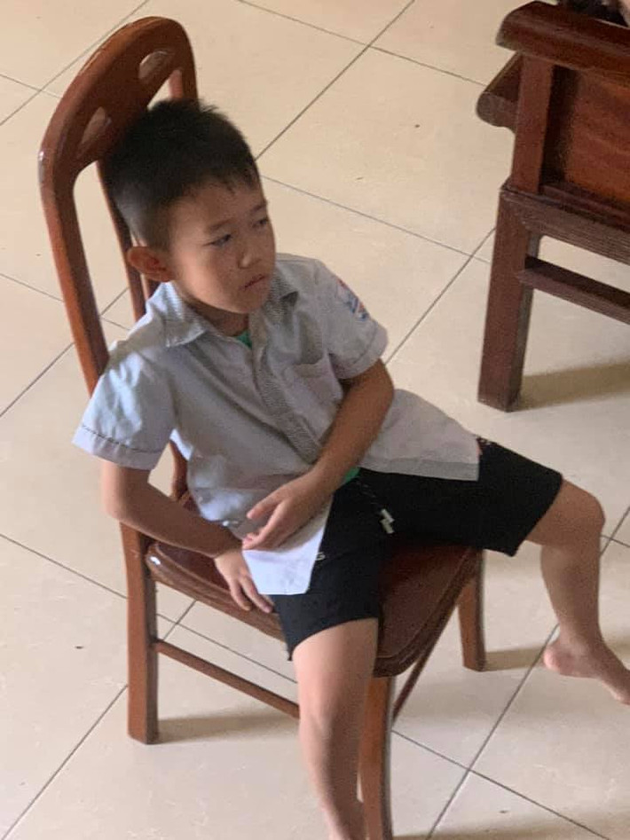 Khuôn mặt thẫn thờ của cậu nhóc khiến cư dân mạng không nhịn nổi cười.
