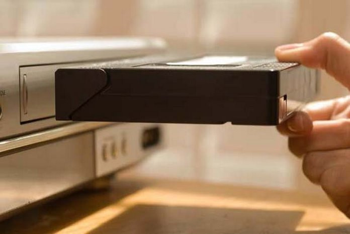 Đầu xem băng ngày xưa, nay nhiều người cũng đã xếp nó vào hàng "đồ cổ". Ảnh: Tổng hợp