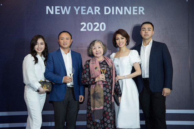 Tấm ảnh nào của cô nàng cũng ghi dấu bởi những món đồ hiệu đắt giá đặt kề bên.