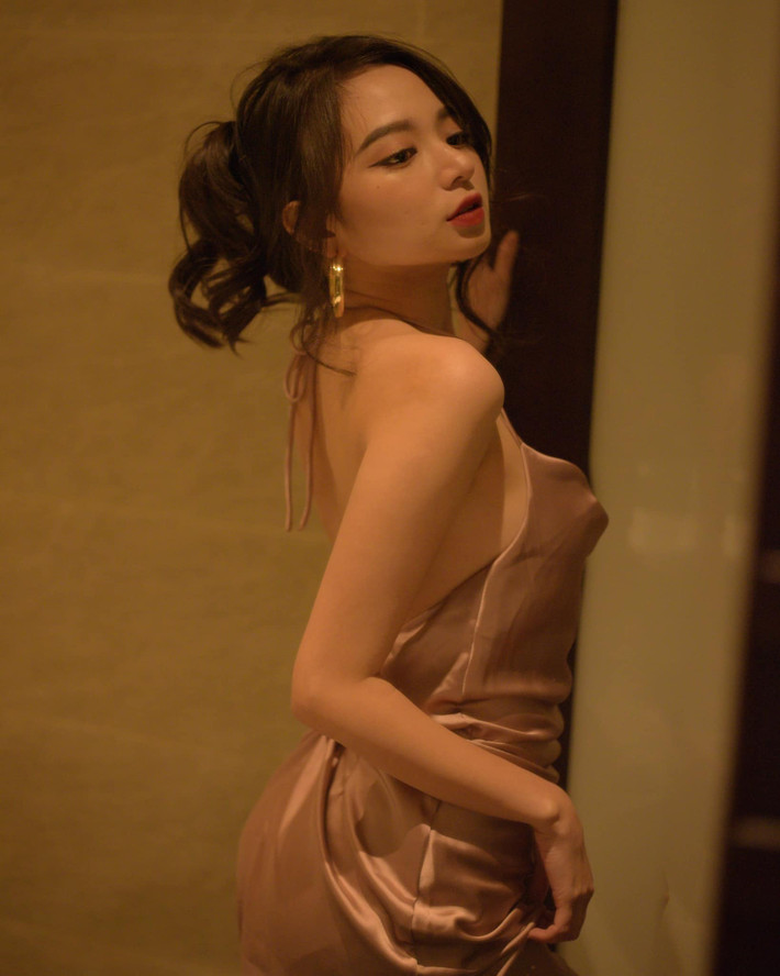 Dưới những bức ảnh gợi cảm, bên cạnh những bình luận khen ngợi vẻ đẹp của Kim Chi, có không ít ý kiến chê bai với lời lẽ khiếm nhã. Trước những khen chê trái chiều, hot girl này bỏ ngoài tai, sống cho bản thân thay vì làm hài lòng tất cả mọi người. Ảnh: FBNV