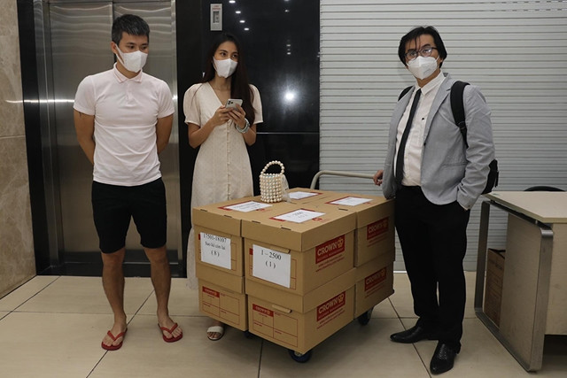 Những ngày qua, vụ việc từ thiện của Công Vinh – Thủy Tiên vẫn là chủ đề nóng trên mạng xã hội. Cặp đôi này đã đến tận ngân hàng, livestream sao kê.