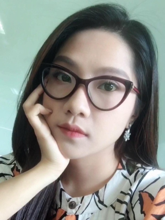 Nhiều diễn đàn học sinh sinh viên chia sẻ hình ảnh cô giáo Nguyễn Hoàng Anh sau buổi dạy học online. Cô giáo trẻ xinh đẹp chia sẻ mình có nhiều trải nghiệm thú vị chỉ sau vài ngày dạy học trực tuyến.