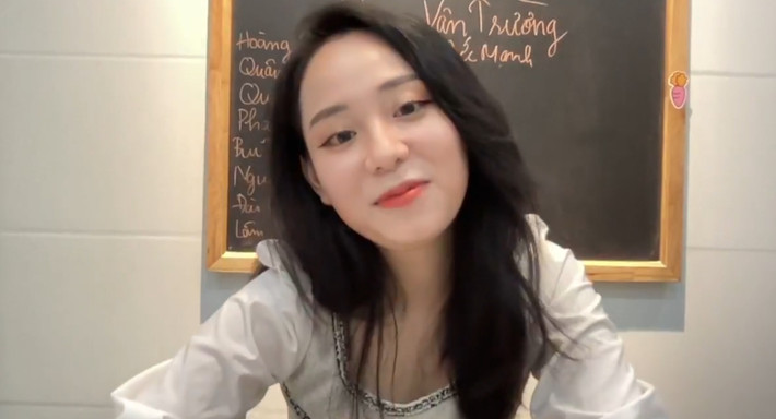 Sở hữu vẻ xinh đẹp lại có chuyên môn về giảng dạy nên cô giáo Minh Thu luôn được cư dân mạng để ý.