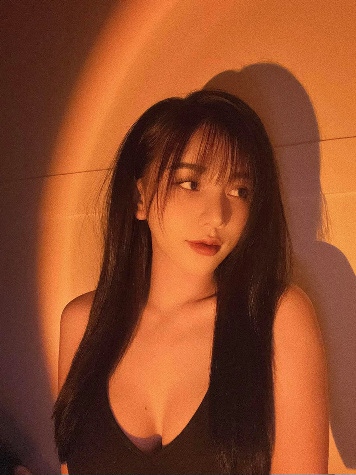 Thân hình nhỏ nhắn với ba vòng bốc lửa được nàng hot girl khoe khéo trong không ít bức hình đăng tải trên trang cá nhân.