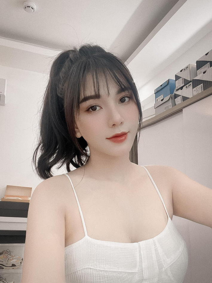 Bạn gái Hoàng Đức được đánh giá là nàng WAG có gu thời trang sành điệu và cá tính.