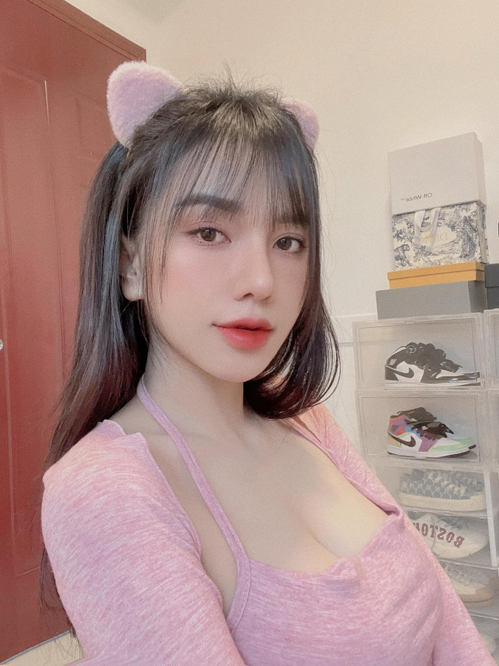 Nàng hot girl sở hữu vẻ ngoài quyến rũ, body xịn xò cùng phong cách gợi cảm.