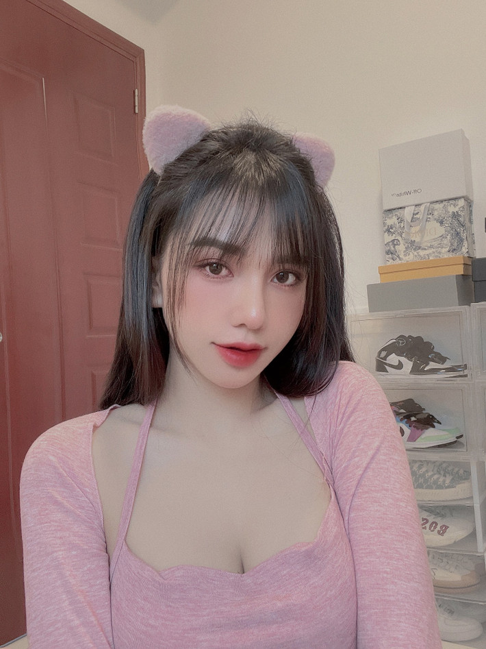 Gia Hân cũng không ngại đăng những bức hình nóng bỏng lên trang cá nhân sở hữu lượng theo dõi khá "khủng".