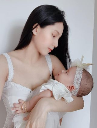 Thiên An gây thiện cảm với mái tóc dài thuớt tha, làn da trắng và gương mặt hết sức dịu dàng, ánh lên niềm hạnh phúc khi được ở cạnh tiểu công chúa đầu lòng.