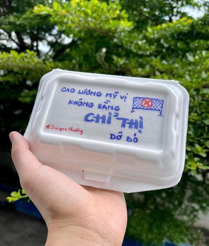 Những suất ăn ngập tràn yêu thương của "mạnh thường quân" luôn khiến chúng ta thấy vui lây trong mùa dịch này. Ảnh: Loi Phuc Pham