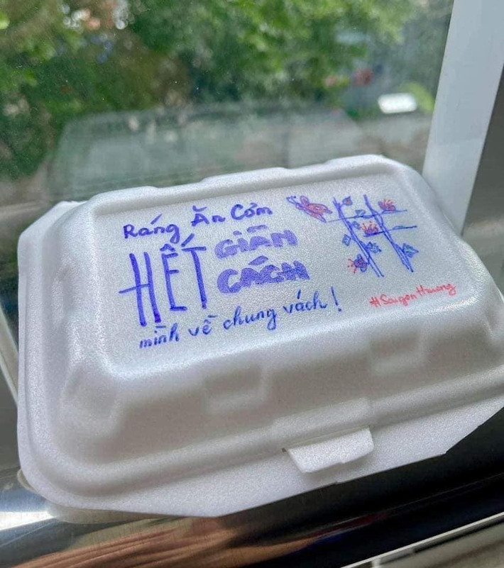Không chỉ cơm ngon, canh ngọt, các thành viên của bếp từ thiện còn ghi lên hộp cơm những câu thơ cùng lời nhắn siêu dễ thương được viết tỉ mỉ, cẩn thận, có chút vui vẻ, hài hước.