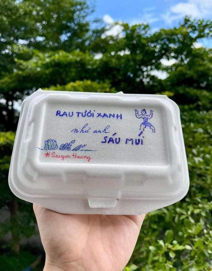 Sau khi những hình ảnh này được chia sẻ lên MXH, netizen phải trầm trồ và dành nhiều lời khen ngợi đến những dòng chữ nắn nót, những lời nhắn vô cùng dễ thương ngay trên hộp cơm.