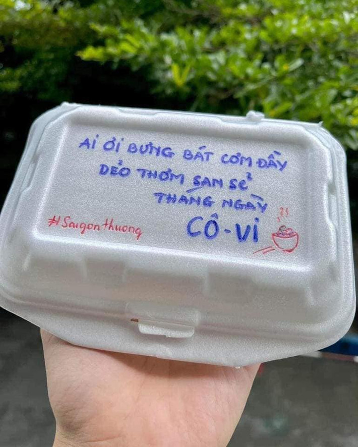 Nhờ bếp ăn thiện nguyện này mà những mảnh đời khốn khó, và cả đội ngũ những y bác sĩ đang ở tuyến đầu chống dịch trở nên ấm lòng, có thêm yêu thương và năng lượng để vượt qua những ngày khó khăn, vất vả của dịch bệnh.