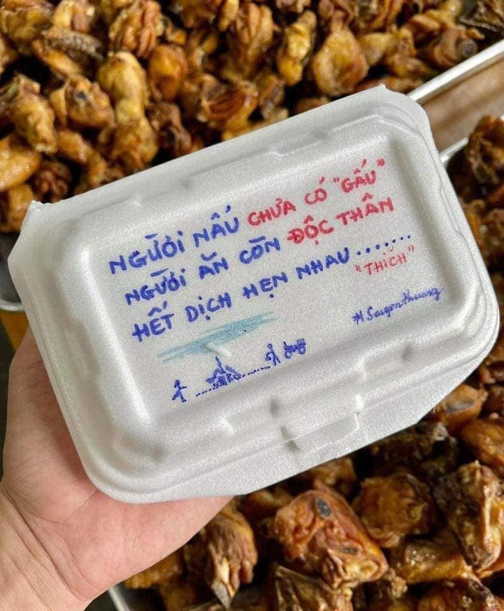 Mới đây, những lời nhắn nhủ, động viên bằng những câu thơ "chất phát ngất" trên những hộp cơm từ thiện của các thành viên đến từ Bếp Yêu Thương của quỹ SaigonThuong đã khiến cộng đồng mạng thấy ấm lòng trong mùa dịch.