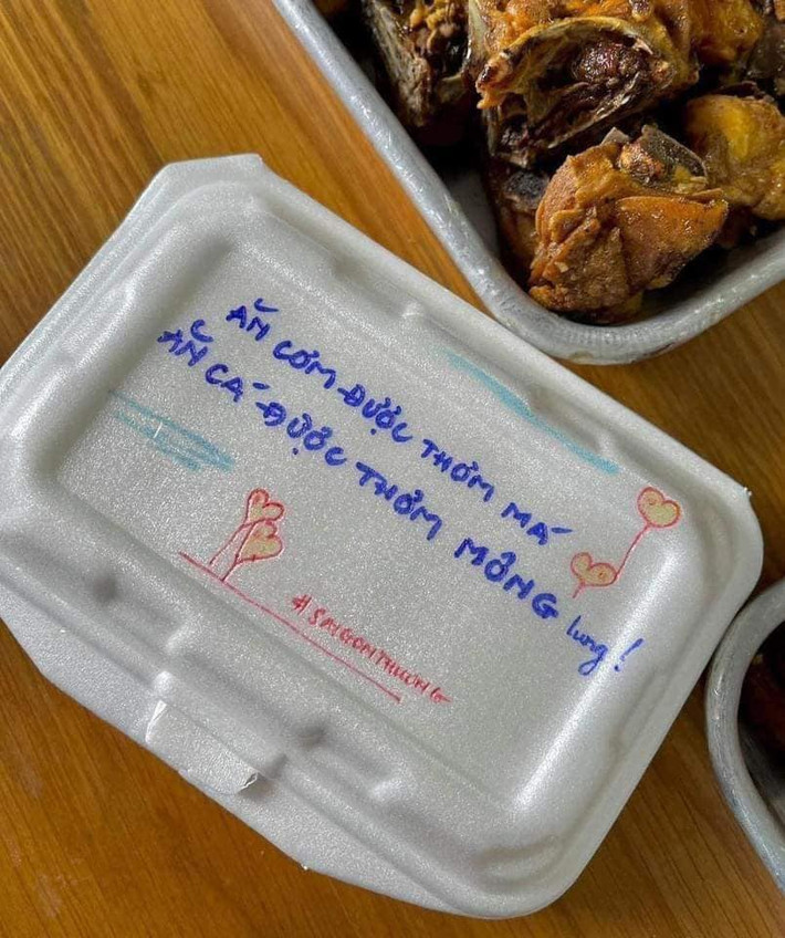 Được biết, những hình ảnh suất ăn miễn phí vô cùng đáng yêu này đến từ gian bếp "Sài Gòn Thương", mỗi ngày họ làm khoảng 200-300 phần ăn miễn phí gửi đến cho các y bác sĩ tuyến đầu chống dịch, bệnh nhân nhiễm COVID-19 và cả người dân nghèo ở bệnh viện dã chiến. Các suất ăn được thay đổi khẩu vị món ăn theo từng ngày.