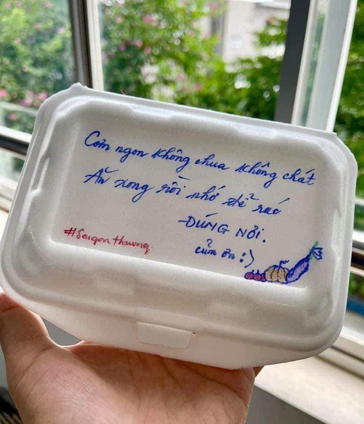 Những hộp cơm với những dòng nhắn yêu thương và ý nghĩa gửi nhân viên y tế tuyến đầu và các bệnh nhân COVID-19.