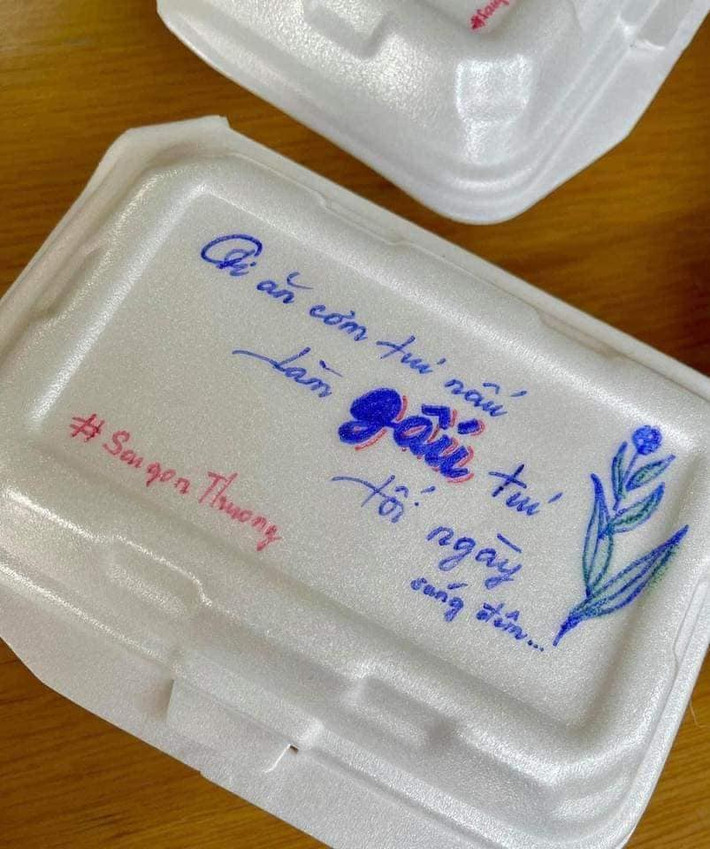 Chỉ đơn giản bằng những câu ngắn ngủi như: "Chưa 1 ngày nấu ăn cho vợ, mà hôm nay nấu cả "chợ tình thương"", "Đừng khiến tim tôi tan nát, vì bạn ăn mà bỏ rác lung tung", "Chẳng ngại khó, chẳng ngại mưa, chỉ ngại còn lại hạt cơm thừa",...đã đủ khiến người nhận thấy ấm lòng.