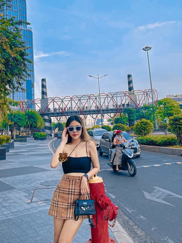 Cô xuất hiện với vẻ ngoài xinh đẹp, chỉn chu, trong những bộ đồ thời trang hiện đại, bắt mắt. Trang cá nhân của Ngọc Linh hot không kém cạnh gì nhiều hot girl khác. Ảnh: FBNV