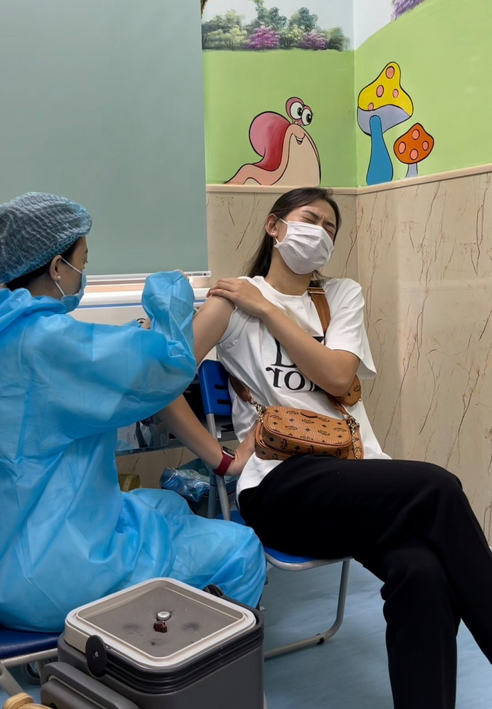 Biểu cảm hài hước "xuất thần" của các anh chàng khi tiêm cũng phong phú không kém các chị em, dù được mệnh danh là phái mạnh nhưng các anh con trai vẫn sợ tiêm như thường.