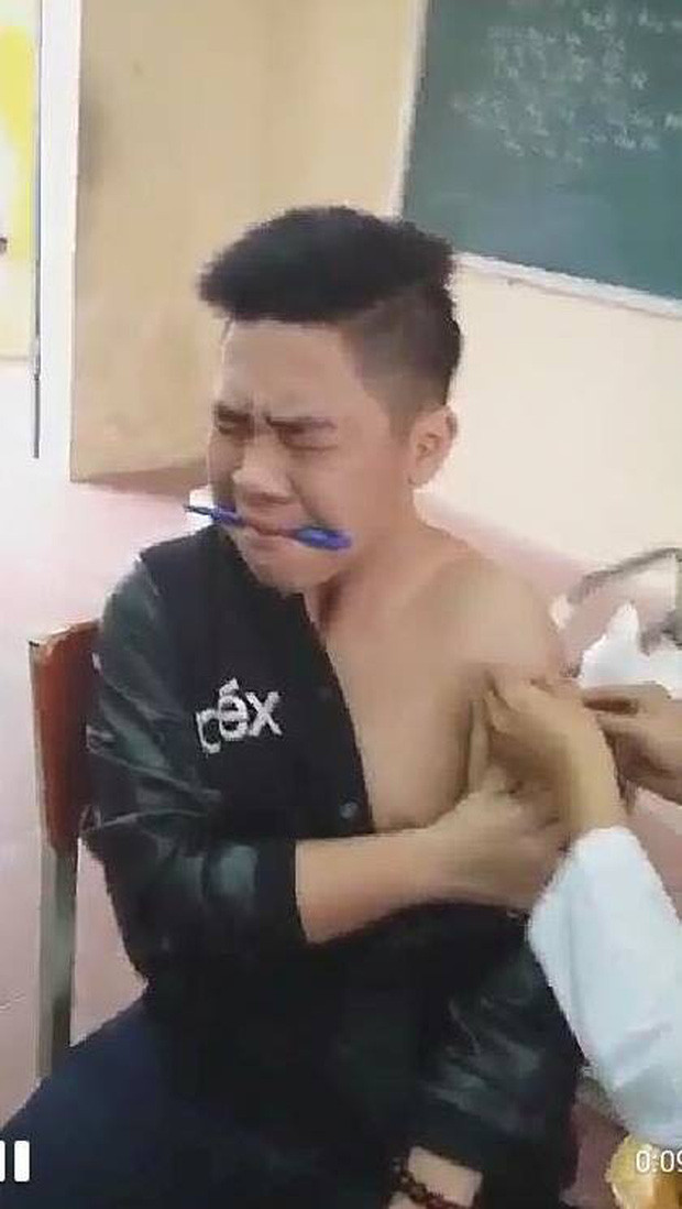 Nam thanh niên cao to, khỏe mạnh có thể bẻ gãy sừng trâu nhưng đứng trước thời khắc tiêm chủng vẫn là một biểu cảm không thể hoảng hốt hơn.