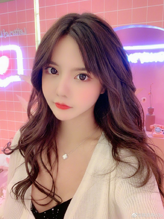 Hàn An Nhiễm từng gây chú ý với hôn lễ hoành tráng với soái ca Lý Minh Lâm. Tuy nhiên cả hai đã ly hôn sau đó, lý do chia tay được đưa ra là không thể chấp nhận hành vi vô đạo đức của ông xã, nhưng từ chối nói rõ sự việc sai trái bắt nguồn từ đâu. Ảnh: Tổng hợp