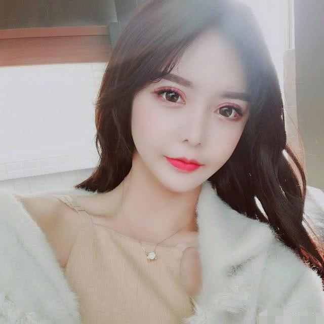 Mới đây, khi gia nhập vào hội hot girl lộ nhan sắc thật, Hàn An Nhiễm khiến ai nấy cũng "ngỡ ngàng, ngã ngửa" với vẻ bề ngoài của mình trong lúc livestream.