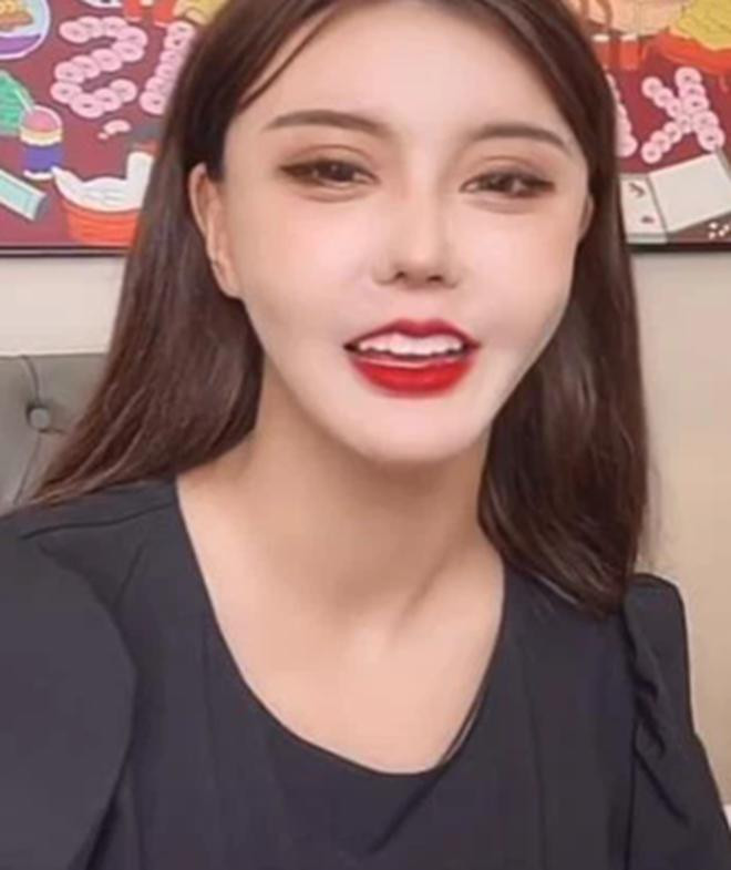 Cụ thể, khi trò chuyện cùng mọi người, filter làm đẹp trên ứng dụng cô nàng bỗng nhiên tắt ngúm không lý do. Xuất hiện trước màn hình là một cô gái với dung nhan hoàn toàn khác so với ban đầu.