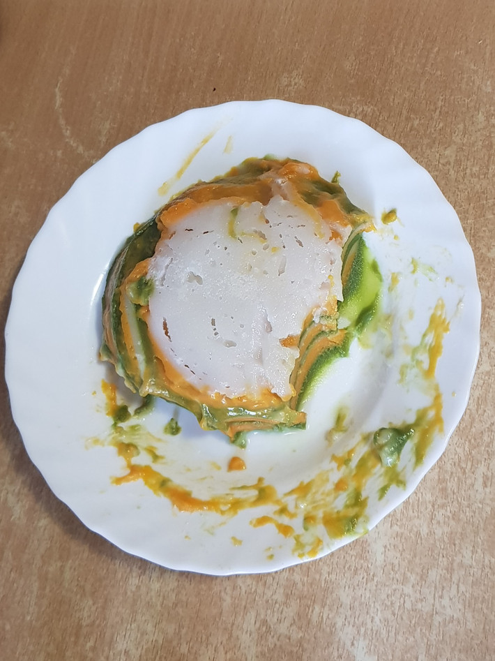Bánh da lợn của cô gái này ắt hẳn bị quá lửa nên các lớp bị hòa vào nhau, đồng thời bánh còn bị nhão. Ảnh: Huongquynh Buithi