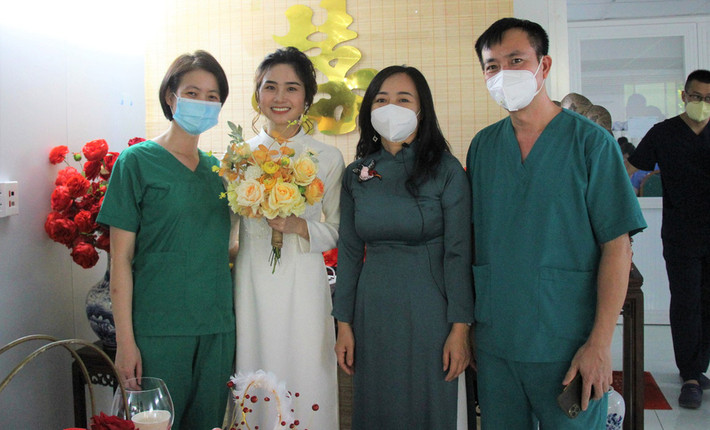 Trước đó, hai bên gia đình đã ấn định ngày tổ chức hôn lễ. Tuy nhiên, vì dịch bệnh tại TP HCM diễn biến phức tạp, cô cùng các đồng nghiệp đã vào Nam hỗ trợ. Tuy nhiên do số ca bệnh tăng nhanh, để giữ lời hứa nên cô đã tổ chức đám cưới online tại nhà kho ở Bệnh viện dã chiến số 16.