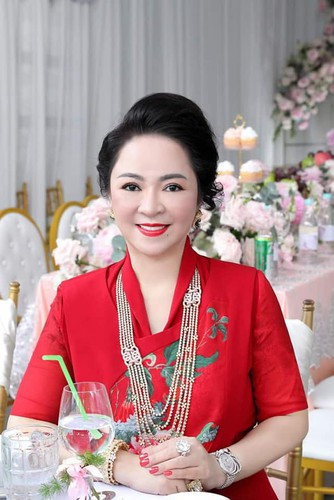 Bên cạnh những chiếc nhẫn kim cương đắt tiền, bà Phương Hằng còn nổi tiếng là người "thẳng như ruột ngựa", không ngại va chạm dù vấn đề khiến nhiều người phải cân nhắc nói đến. Ảnh: Tổng hợp