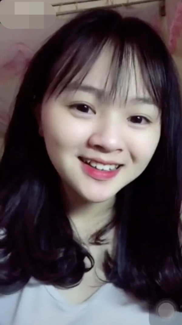 Từng làm mưa làm gió các trang MXH với clip thả thính mùa Trung thu: "Anh ơi, anh có người yêu chưa", cô bạn Thế Trâm đến từ Đắk Lắk sau đó đã trở thành hiện tượng mạng với hàng chục nghìn lượt follow.