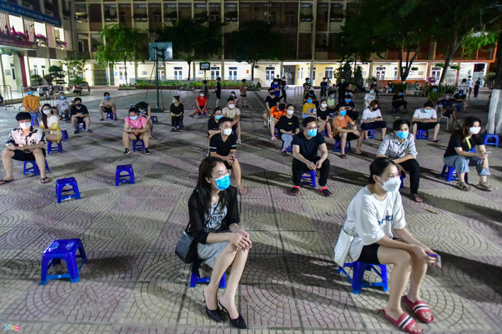 Để đảm bảo mọi người trên địa bàn được tiêm hết mũi 1 và xét nghiệm diện rộng toàn dân, tối muộn 11/9, phường Trung Văn (quận Nam Từ Liêm) tổ chức tiêm vaccine.