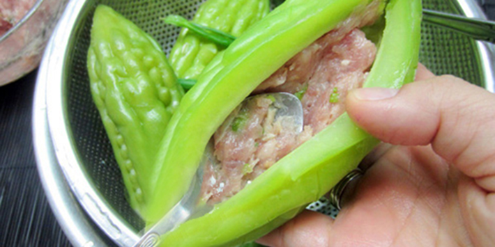 Khổ qua nhồi thịt là món ăn dân dã của nhiều vùng miền, mướp đắng được bỏ sạch ruột rồi nhồi thịt vào bên trong, thường được nấu thành canh để ăn giải nhiệt trong những ngày hè nắng nóng.
