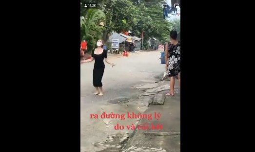 Theo đó, cô gái xinh đẹp này cố tình ra đường ngày giãn cách nên bị cán bộ công an bắt quả tang.
