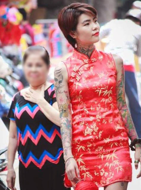 Năm 2015, mạng xã hội xôn xao trước bức ảnh nữ thợ xăm mặc bộ sườn xám đỏ thoả sức tạo dáng giữa phố Trung thu. Sẽ không có gì đáng nói nếu khoảnh khắc đó không xuất hiện một người phụ nữ trung niên với gương mặt "bĩu môi" liếc nhìn những hình xăm chi chít trên người cô gái này.