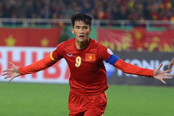 Đó chính là khoảnh khắc chàng cầu thủ số 1 của bóng đá Việt Nam đã có hành động vô cùng phản cảm khi quỳ xuống vái lạy trọng tài Vũ Bảo Linh để phản ứng quyết định của vị trọng tài này.