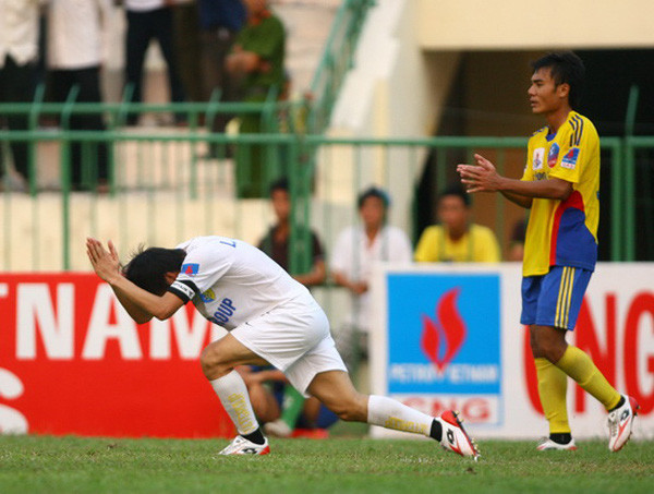 Scandal của Công Vinh khó quên nhất có lẽ là vào đầu năm 2010 trong trận đấu gặp Đồng Tháp ở sân Cao Lãnh.