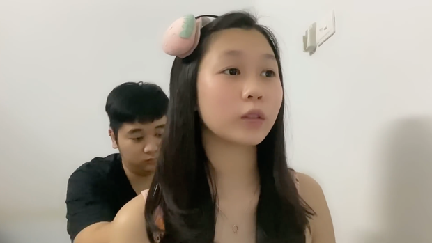 Trong thời gian mang thai lần 2, Chi Bé vẫn ăn uống đủ chất, chia làm nhiều bữa, không quên uống bổ sung các loại thuốc bổ khác nhau để cơ thể luôn khỏe mạnh nhất. Ngoài ra, Chi Bé còn cho em bé trong bụng nghe nhạc, thư giãn bằng cách đọc truyện.