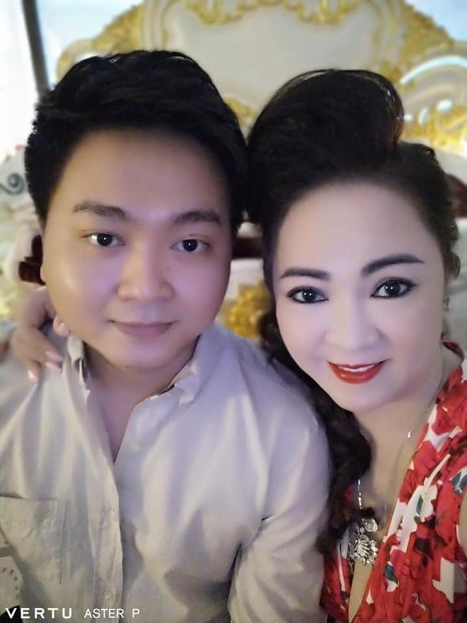 Con trai cả nữ đại gia được nhận xét là người sống rất tình cảm, yêu thương mẹ và các em.