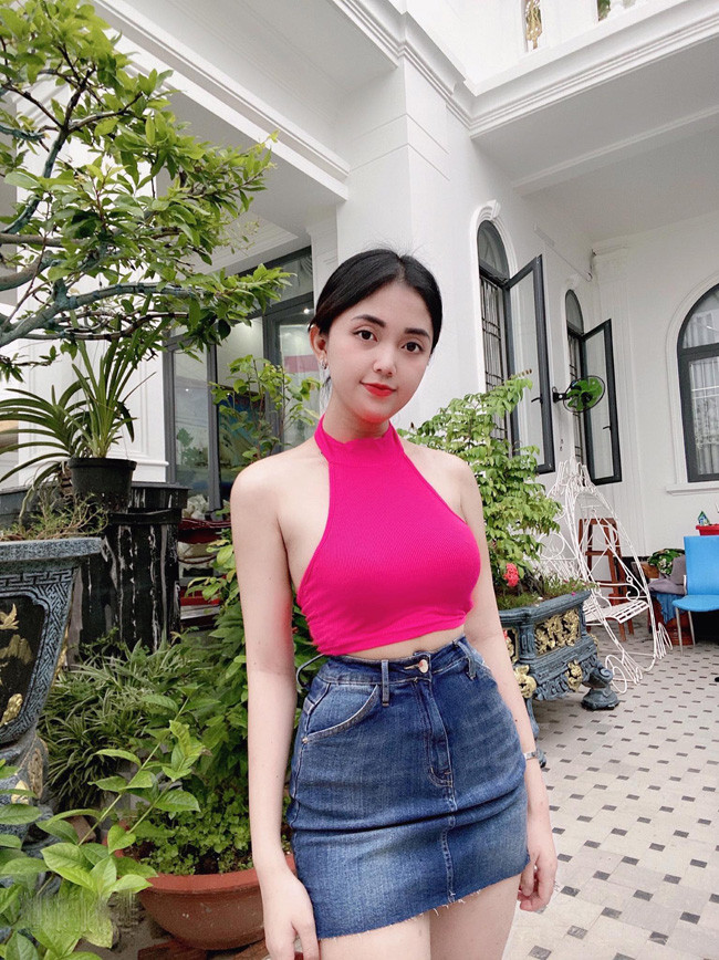 Mọi đường nét trên gương mặt của người đẹp chuyển giới này đều thuộc về một cô gái đẹp: đôi mắt to tròn, mũi thẳng và nụ cười xinh đẹp.